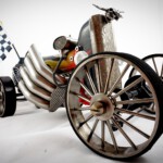 Skulptur Singer Hot Rod, Ansicht von rechts