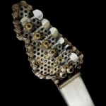 Skulptur Gitarre, Ansicht Gitarrenkopf von hinten