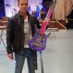 Skulptur Gitarre, Ansicht von vorne, mit Nikolay Ninov