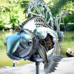 Skulptur Goldfisch - Ansicht von rechts vorne