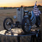 Skulptur Singer Hot Rod, Ansicht von vorne links