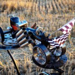 Skulptur Singer Hot Rod, Ansicht von links hinten