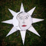 Skulptur "Sonne, Mond und Sterne" auf Gras