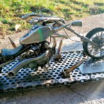 Skulptur Motorrad - Ansicht von rechts