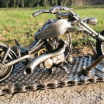 Skulptur Motorrad - Ansicht von links