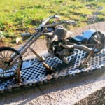 Skulptur Motorrad - Ansicht von links